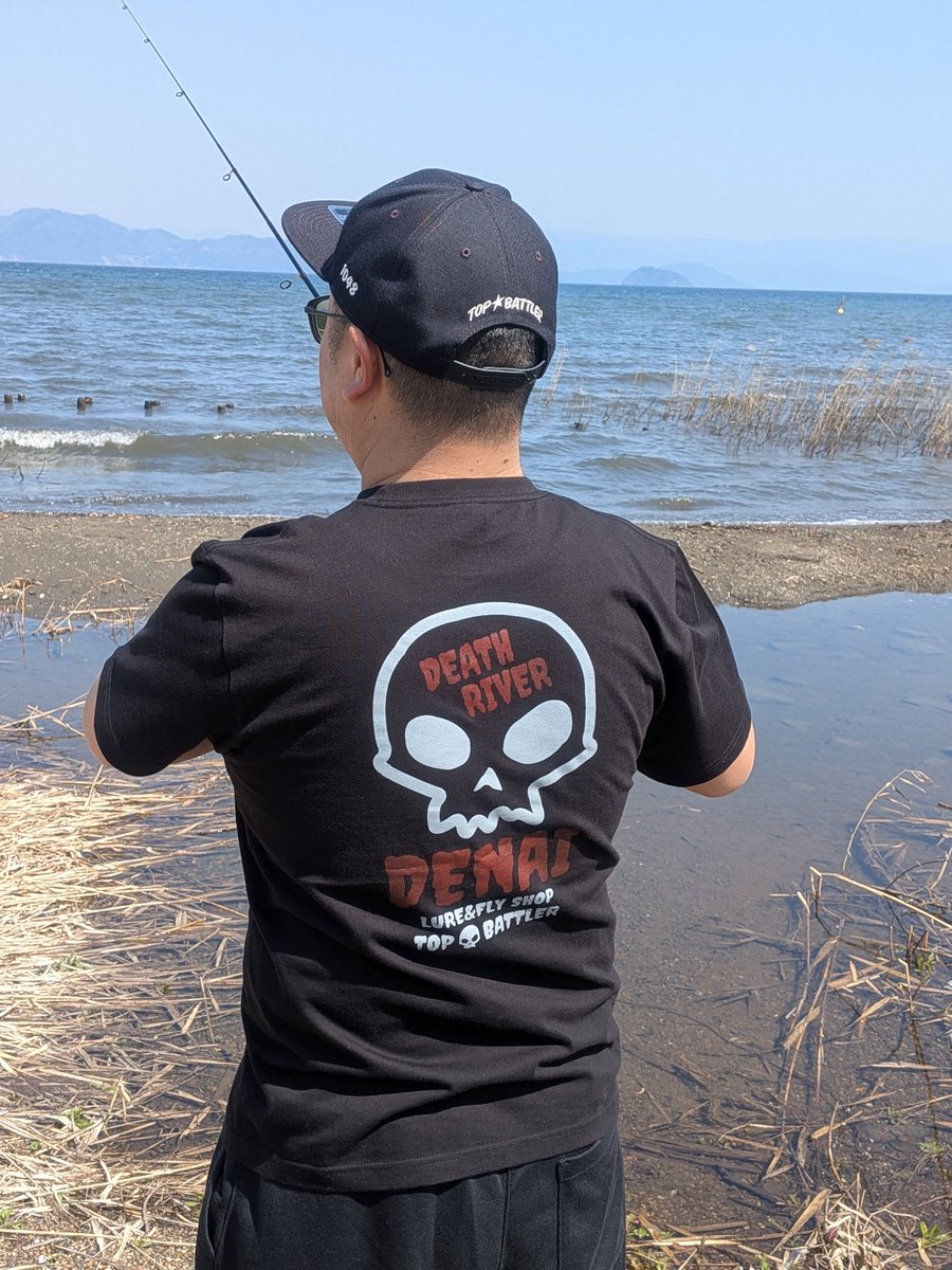 TBbackyardStaff's tweet photo. T★BオリジナルTシャツ 
💀DENAI💀　黒バージョン

水質悪化したデスリバー淀川でのチヌトップが成立せずボウズを喰らった際に用いる単語のパロディTシャツ！
新たに黒色が追加されて通常の白Tからイラストの配色変更をしております。
これからの時期に１枚どうぞ💀

#トップバトラー
#DENAI
#pr https://t.co/WN98fenzPW