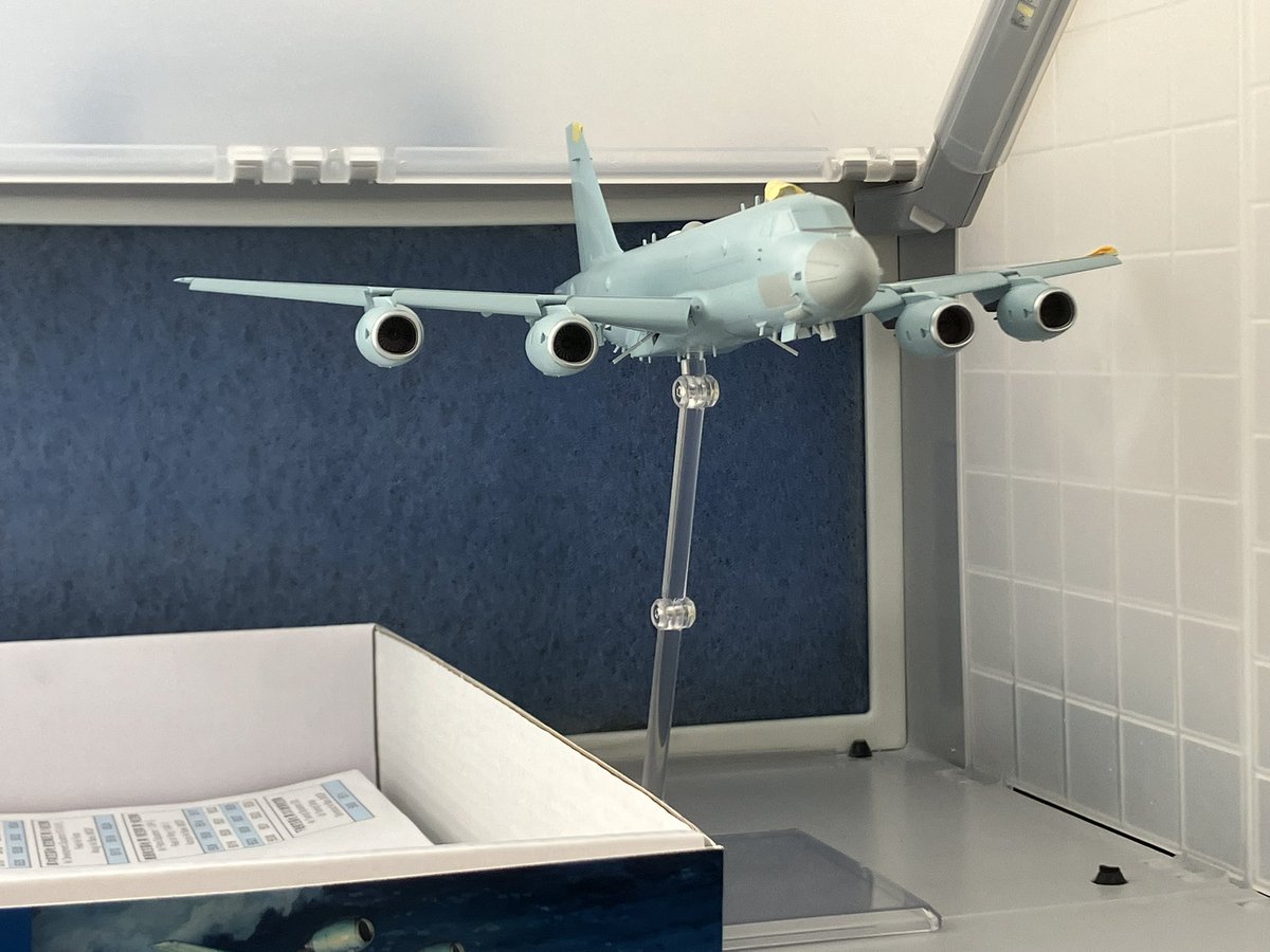 塗装完了です。P-1の特徴的な形がとてもよく再現されたキットで、また塗装が必要な箇所はなるべくパーツを分割してくれてるようで、作っていてとても楽しいです。