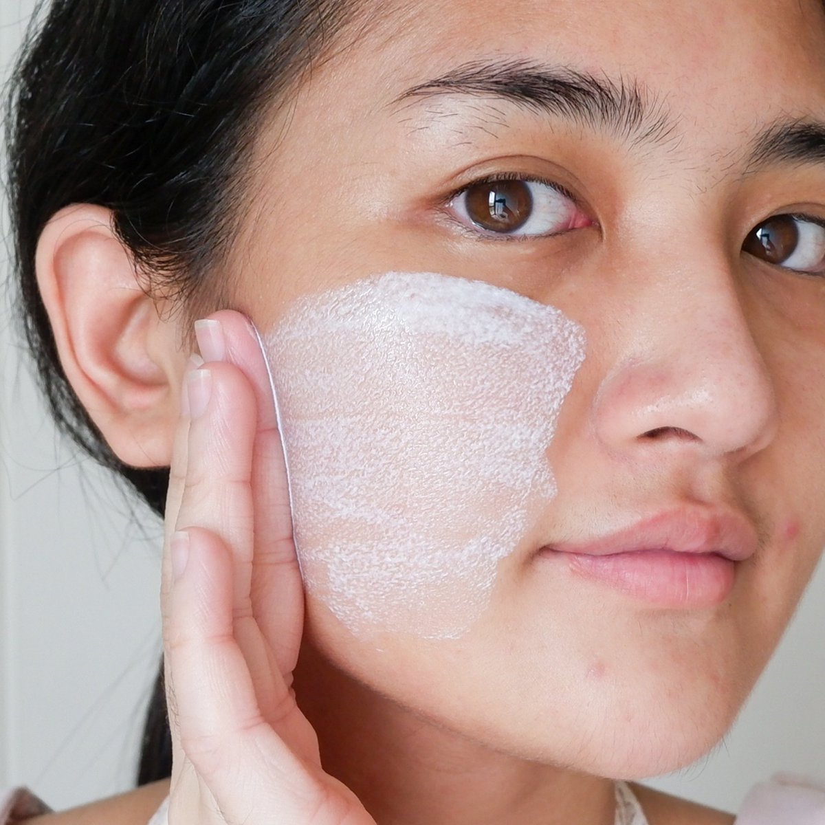 nooktiyaa's tweet photo. ลองเองละชอบเลย กันแดดเหมาะกับคนเป็นสิวที่แท้ทรู Dazzle Me Centella Watery Sunscreen  SPF50 PA++++ นี่ชอบเนื้อเค้าอ่ะ ทาแล้วบางเบา ซึมไว หลังทาสบายผิวมาก ไม่รู้สึกอุดตันผิวเลย ฟินิชลุคก็ไม่เป็นคราบขาวๆ ลองใช้ช่วงที่เป็นสิว แล้วสิวไม่เห่อกว่าเดิมคือเริ่ด แถมกันได้ทั้ง UVA UVB มลภาวะ และแสงบลูไลท์เลย เป็นตัวช่วยกันแดดพร้อมปลอบประโลมผิวได้ดีมาก ต้องมี! #dazzlemeattackonsun #sunscreen #dazzlemeth