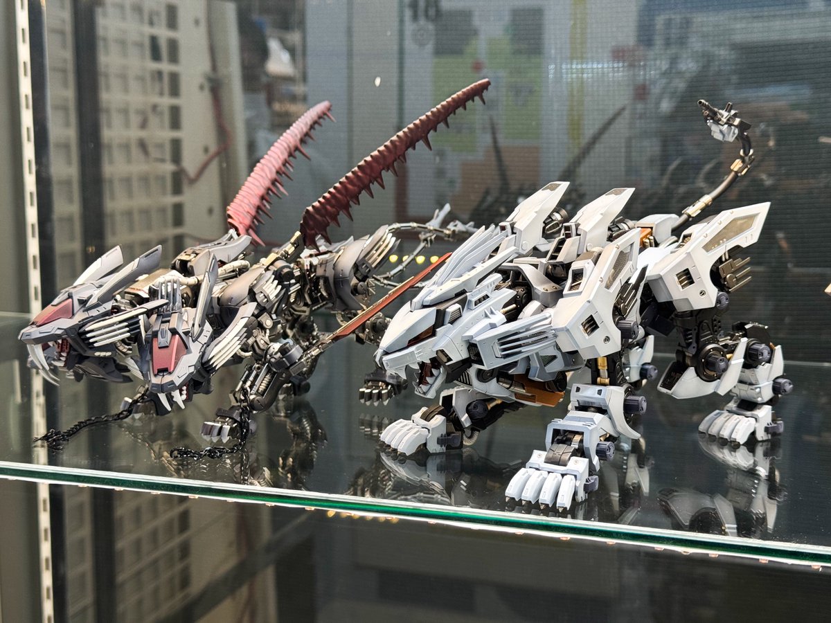 #ゾイド展示会2026
＃ボークス
うちの白銀ライガーゼロとケルベロスライガーを展示しました！
照明の光でキラキラです✨
ぜひ秋葉原にお越しの際は見て下さいね〜✌️