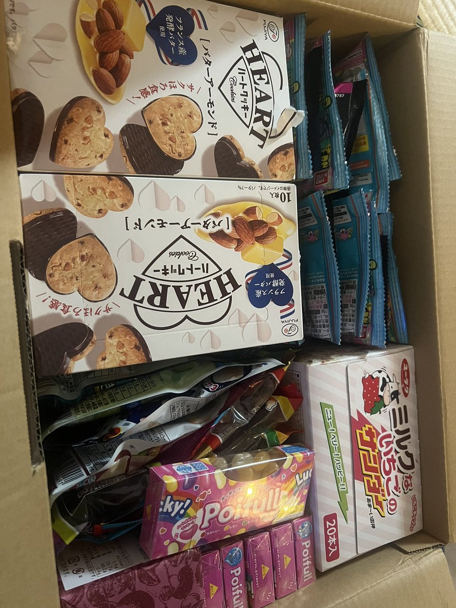 koko_aaa13's tweet photo. おざわがたまごっちのついでにお菓子送ってくれたけど、どう見てもついでの量じゃないw子供ら歓喜👧🏼 https://t.co/056KzCuOcV