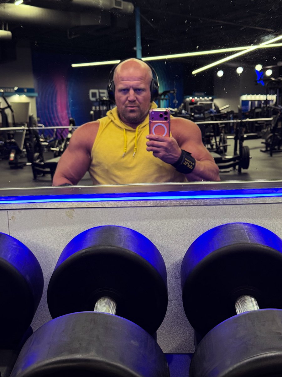 TheMikeMondo's tweet image. We have been moving into our new apartment since 10 am this morning. It’s now 10:51pm. Still focused and ready to give whatever is left in the tank. Still got my 6 meals in eating every two and half hours. Packing it in wasn’t or never was an option for me. #mytime #mondotime