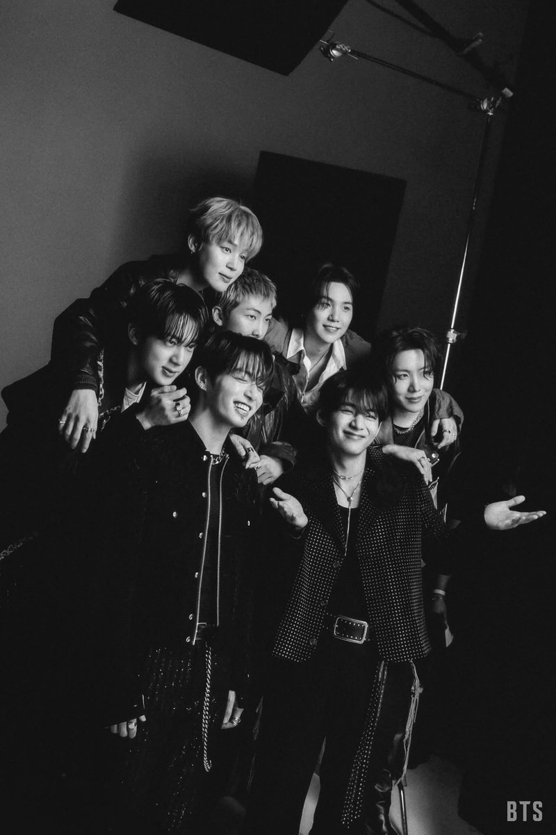guniversse's tweet photo. Is there a high res of this photo 
#BTS_ARİRANG https://t.co/5paum4lkYe