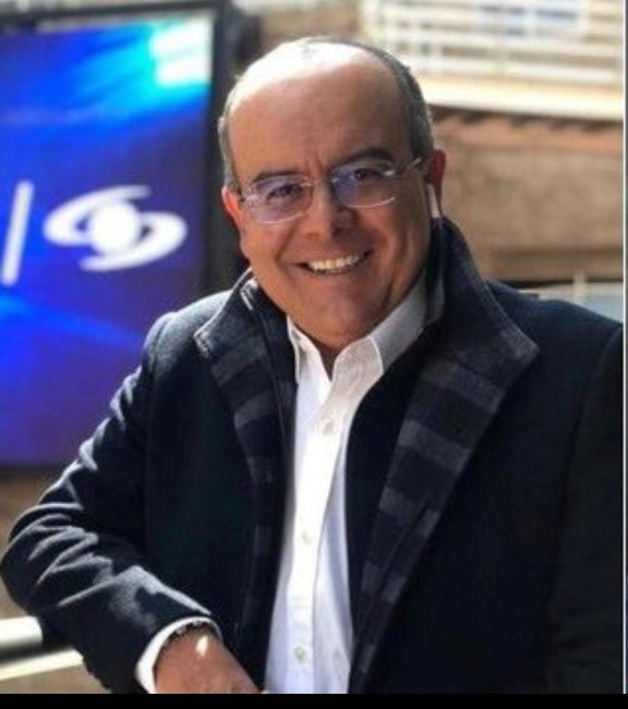 Dos personas que van a ver el mundial por televisión, mirándose fijamente.