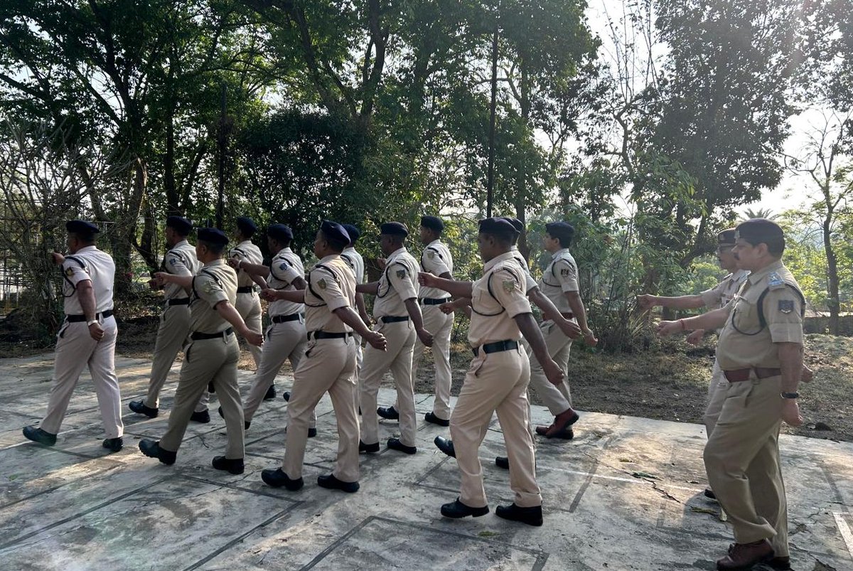 2Diphu's tweet photo. Jawans of 20 Bn, CRPF, Jiribam, Manipur kick start their Monday Morning with exercise, yoga & parade fueling up for a day of service & dedication! #CRPF #Jir ibam #MorningMotivation #FitJawans #WinterWorkout https://t.co/hb0MCj8x7n
