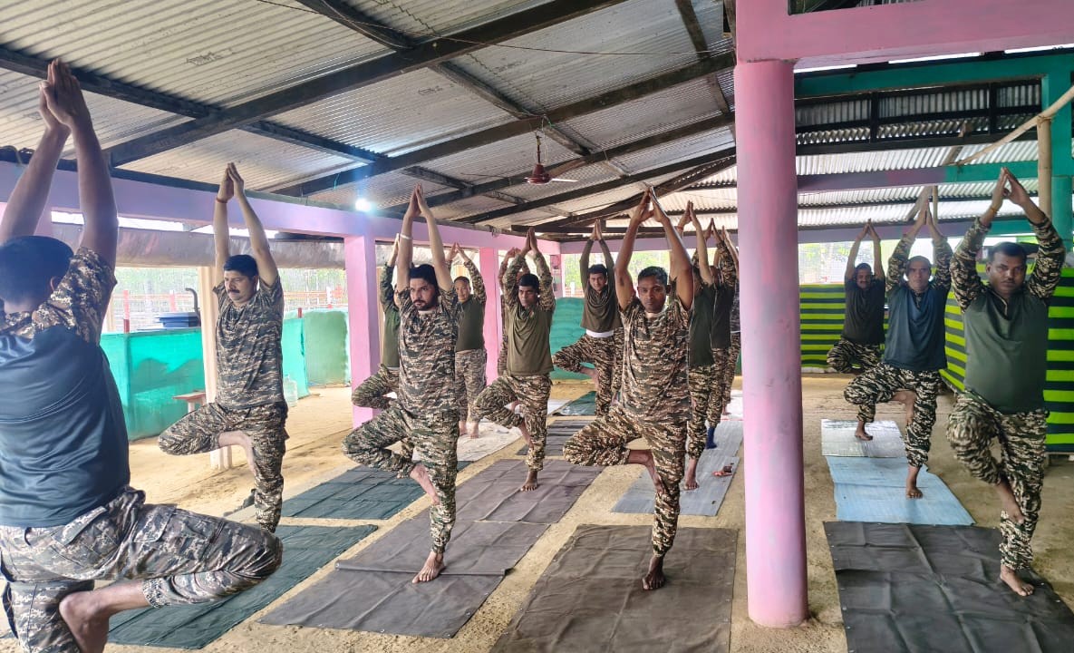 2Diphu's tweet photo. Jawans of 20 Bn, CRPF, Jiribam, Manipur kick start their Monday Morning with exercise, yoga & parade fueling up for a day of service & dedication! #CRPF #Jir ibam #MorningMotivation #FitJawans #WinterWorkout https://t.co/hb0MCj8x7n
