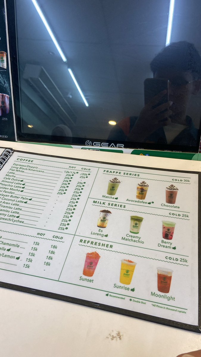 vadeareteuv's tweet photo. aneh dah point cafe di sini tiap shift baristanya cuma sendiri, mana yang beli rame lg kasian bet baristanya mukanya udh kaya dikejar orang sekampung https://t.co/NArnv4coMQ