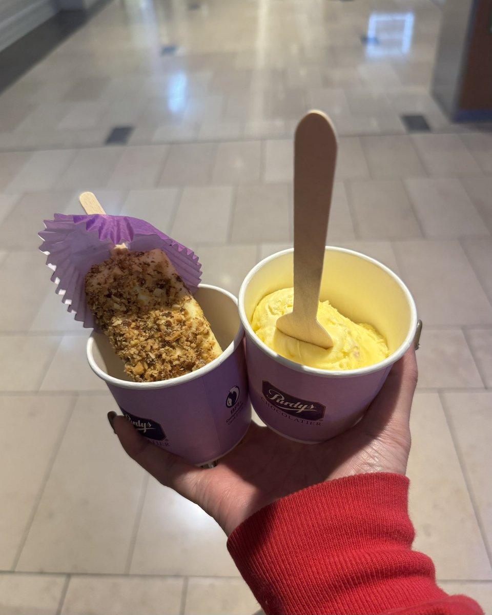 vanfunclub's tweet photo. ゴミ箱にゴミ捨てていたら、閉店直後だったお店から出てきたスタッフさんに、アイスいる?って声かけていただいて。
まさかのアイスをいただいたバンクーバーデイズ。
📌 Purdys Chocolatier
サンプリングだよね?めちゃくちゃおいしかったから次回はお買い物させていただく❣️
#vanfuncafe https://t.co/ROfyIdZfBg
