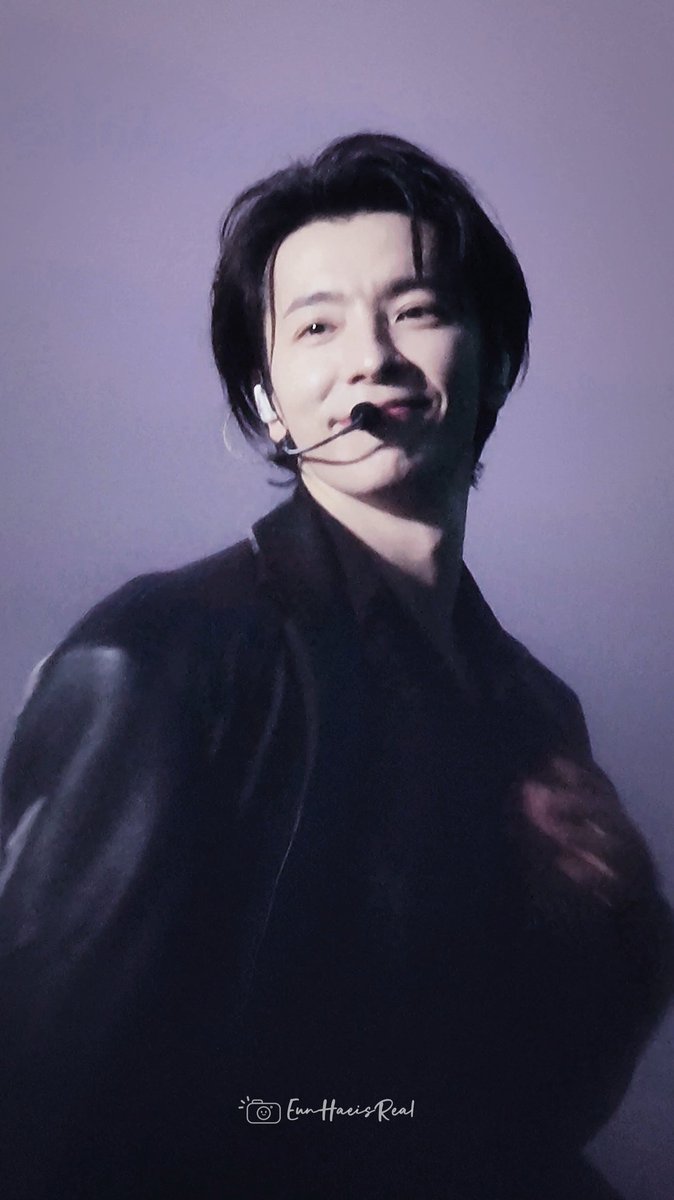abcd11906's tweet photo. My precious baby 🥺 He was in pain but still looked at fan with such a sweet smile 🥺🥺 #SS10inHCMC #Donghae #etađc https://t.co/vnDycZ6jhO