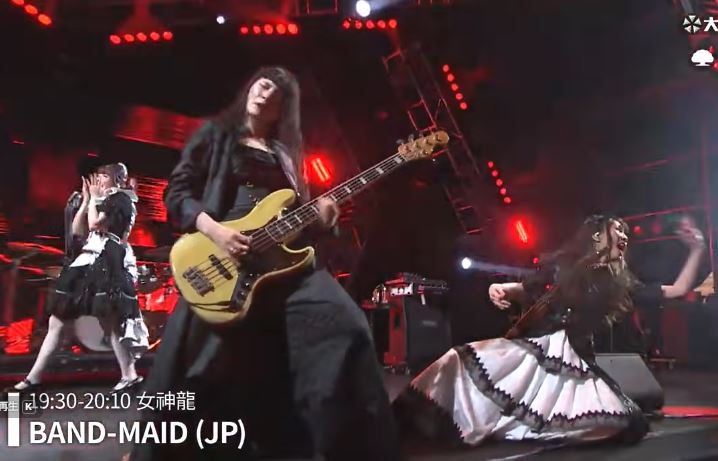 Duelの時に、ミサがKANAMI先生の頭を撫でていたので、みんちょモードに入っていた？ということだよね？後ろのミクのポーズもよくわからないけど面白いね😂 #bandmaid