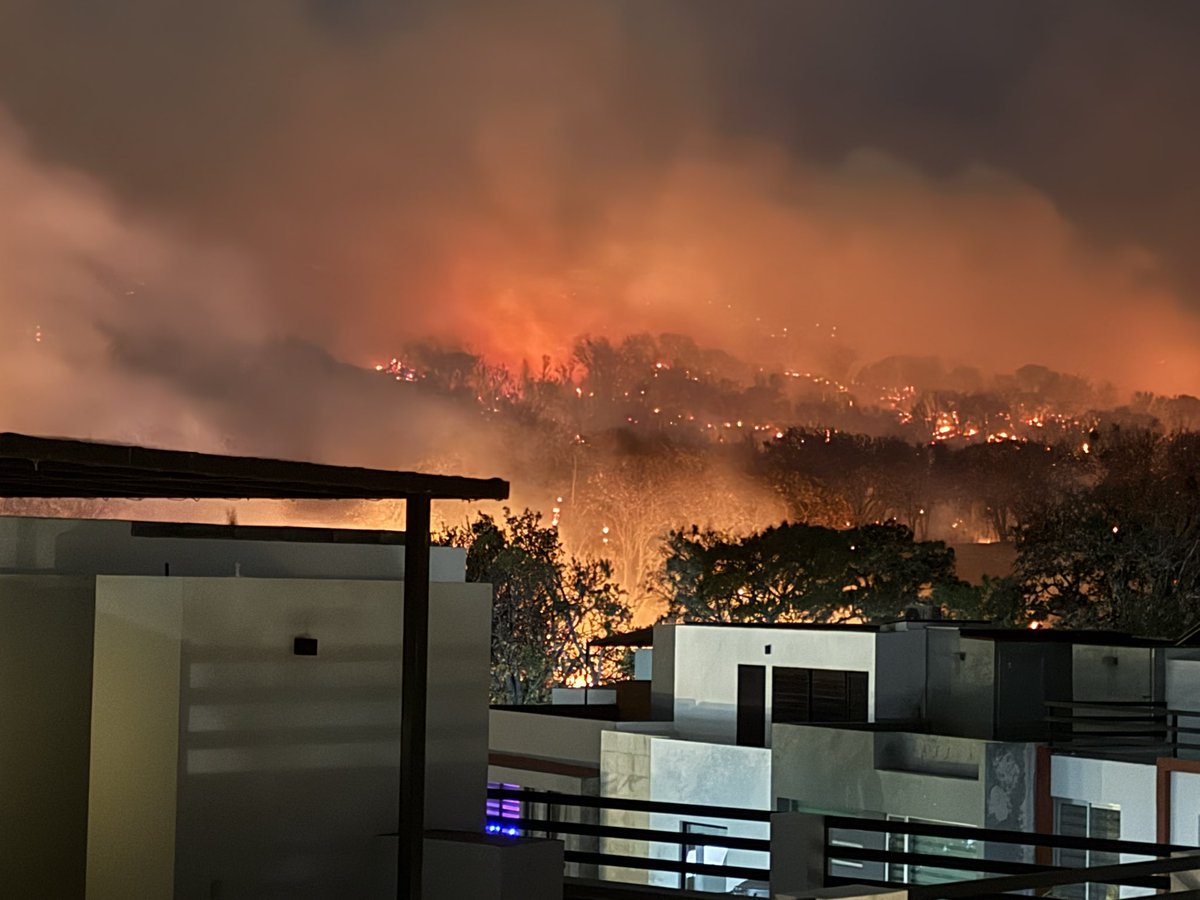 jluisramireza's tweet photo. No quiero parecer alarmista pero la situación se está complicando para los cotos #Izvora y #Torrenta del Fraccionamiento #ElOrigen de #TlajomulcodeZuñiga, la cercanía del fuego es evidente. @Trafico_ZMG @TraficoZMG_ @NoticiasZMG https://t.co/WyIGw5mkzH