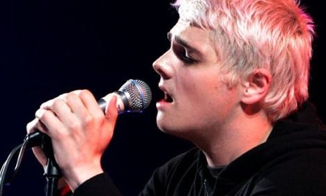 gerard hands daily 🖐🏼✨️ tweet media