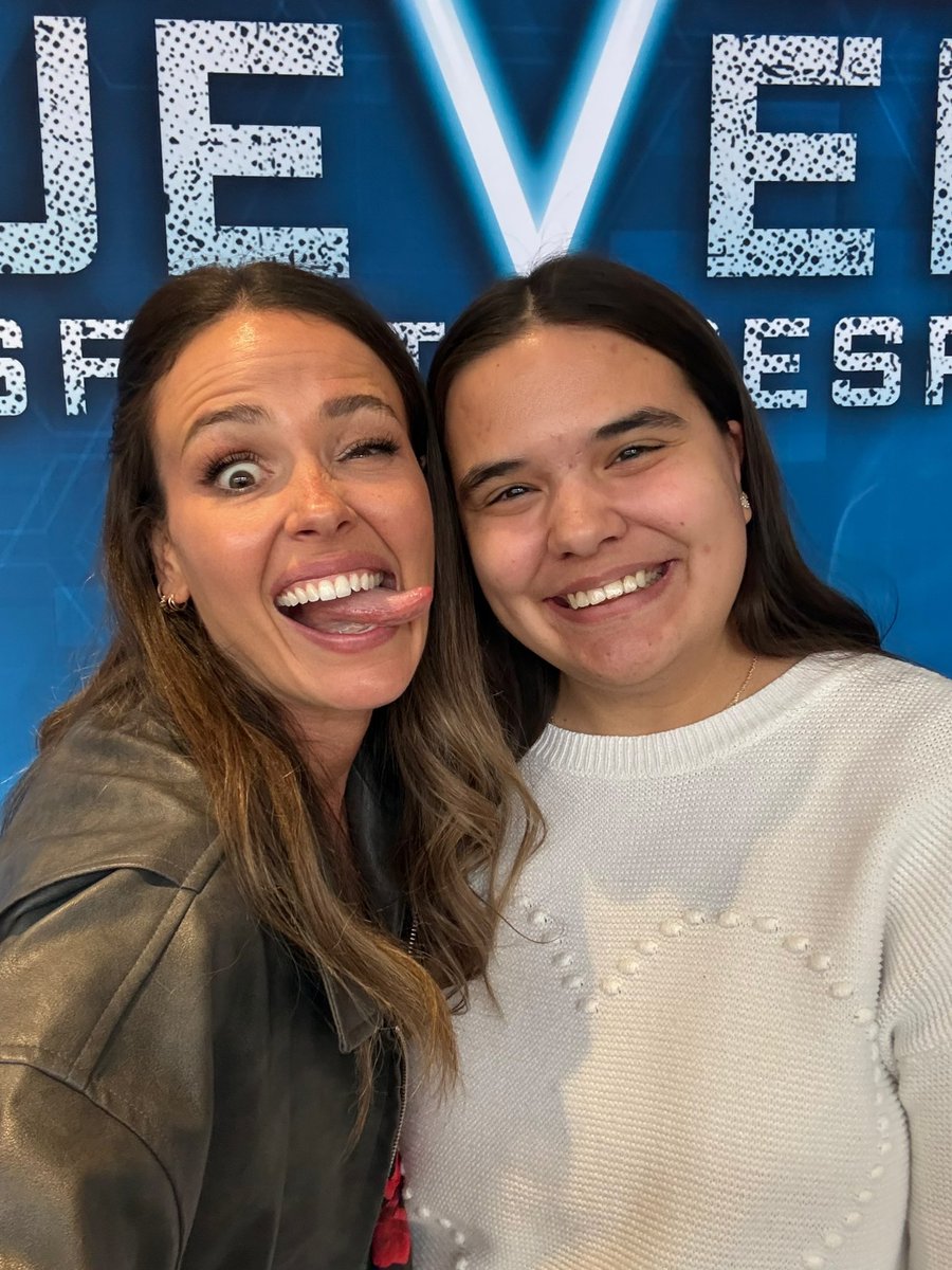 lqvemiranda's tweet photo. I'm so glad my photo was live. Jocelyn is the sweetest and silliest human ever!! So much love to her!!🩷 https://t.co/caO92chTO1
