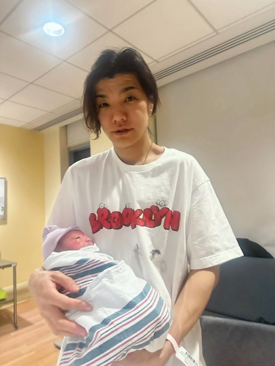 yuushimano's tweet photo. Blessed to be a father of two.
Thank you, my love.
The third photo is from our first child’s birth.

2人のパパになれて幸せです。
奥様、ありがとう。
3枚目は、1人目が生まれたときの写真です https://t.co/bZujTIFXDM