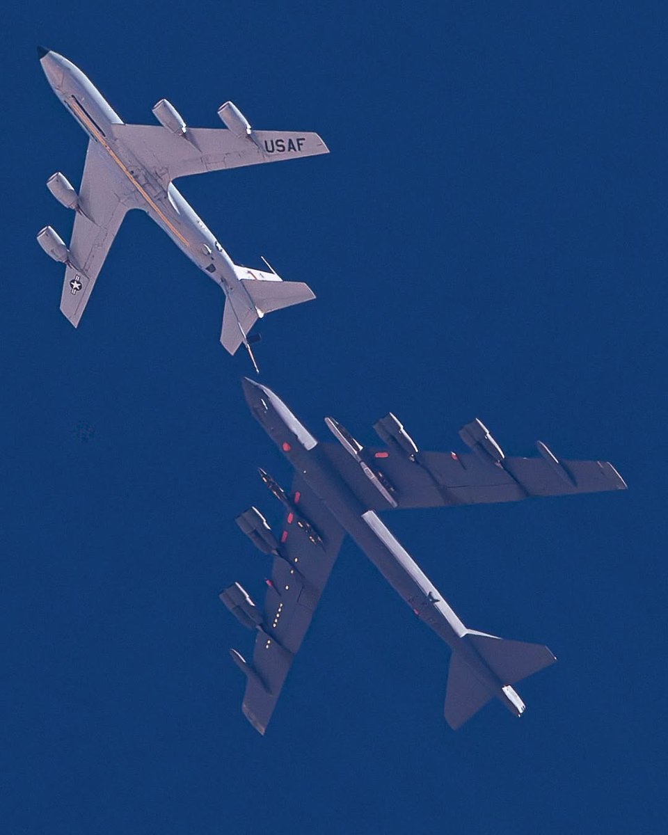 A B-52 with callsign TORCH92 with   two AGM-181 Long Range Stand Off Weapon (LRSO) nuclear-armed air-launched cruise missile
over California during flying tests.

📷 Jarod M. Hamilton