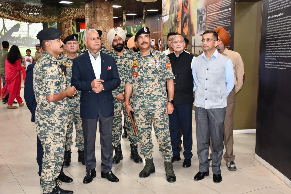 VajraCorps_IA's tweet image. #LegacyOfValour 🇮🇳
#AttariWagah

1947 - Amidst the upheaval of Partition, as borders were drawn and uncertainty prevailed, soldiers stood resolute to secure the Nation’s frontiers.
Honouring this legacy, GOC #VajraCorps inaugurated a commemorative plaque recognising the role of 1