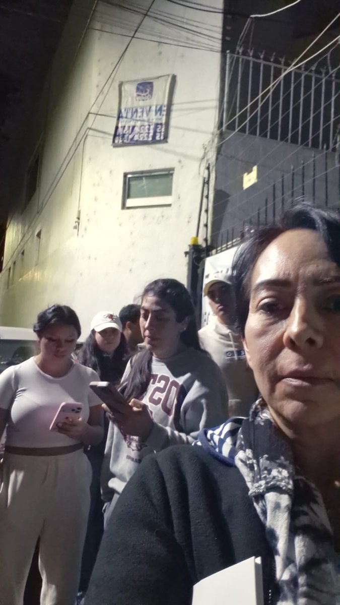 unomasunomx's tweet photo. 🚨 Inversionistas de RD Impulsora de Negocios denuncian fraude 🚨

📍 Ciudad de México – 493 personas aseguran haber sido defraudadas por la financiera, que dejó de pagar intereses desde diciembre. 😡
Lo que decían que era una “reestructuración” ahora parece un vaciamiento de oficinas. Los responsables señalados son Diego Alfonso García Infante y Ricardo Alberto Flores Miranda, socios de la empresa. 👀
Los inversionistas se manifestaron afuera de las instalaciones y piden apoyo de las autoridades: Condusef, Secretaría de Hacienda y FGR para proteger su dinero. 💸🛑
“Nos sentimos atrapados, necesitamos que nos ayuden antes de que desaparezcan con nuestro capital”, denuncian los afectados. 🙏
📸 En las fotos se ve cómo documentan el vaciamiento y exigen justicia.

#UnomasunoInforma #FraudeFinanciero #RDImpulsora #Inversionistas #CDMX #JusticiaParaInversionistas
