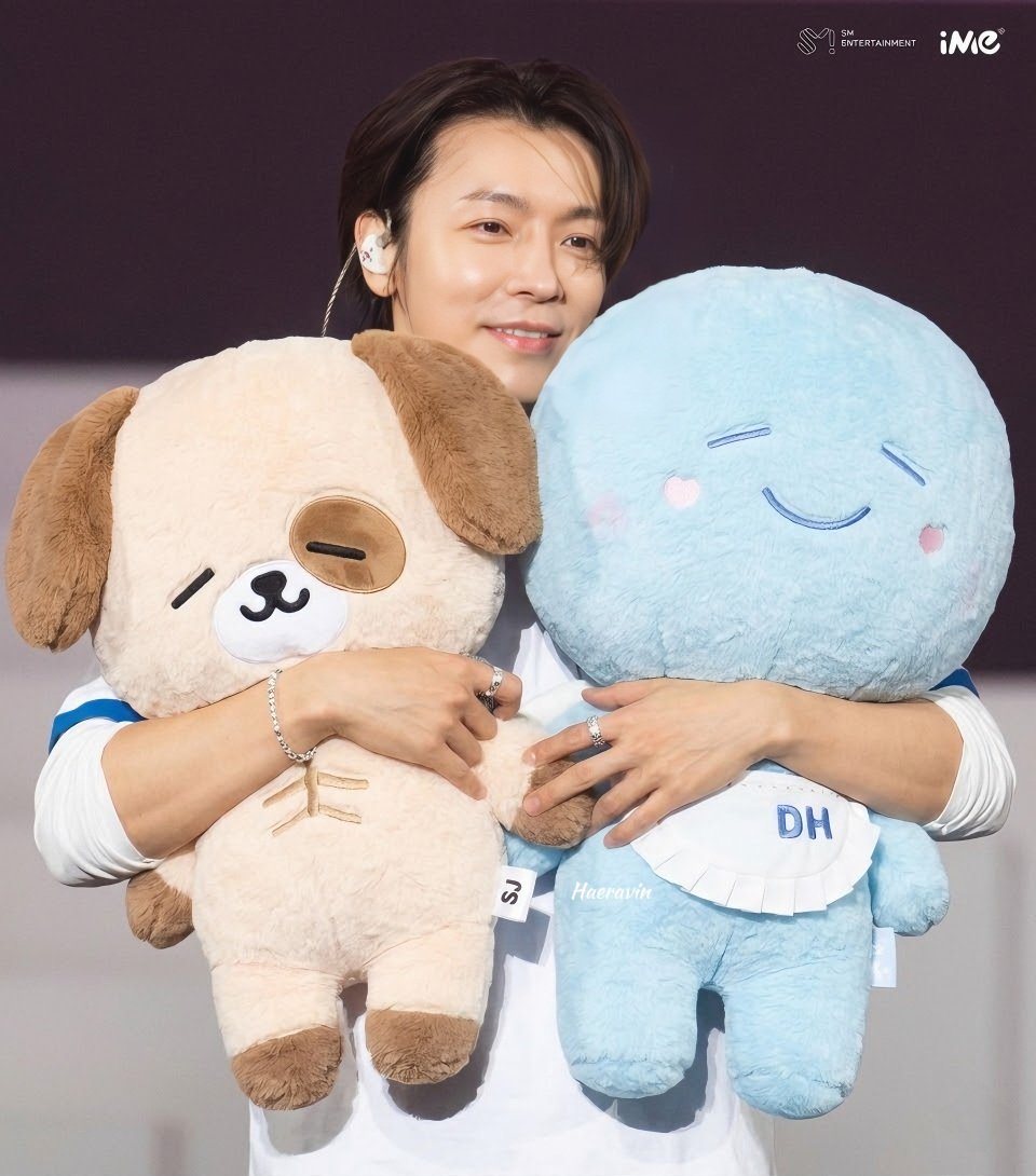 DHaerabin's tweet photo. Donghae with two cute dolls 🥰😘🤏🫶

#슈퍼주니어 #SUPERJUNIOR
#SUPERSHOW #SUPERSHOW10
#20th_Anniversary_TOUR
#DONGHAE #동해 @donghae861015 https://t.co/70j8EaGPvo