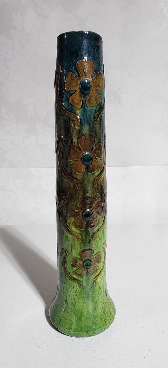 GentlyGems's tweet photo. 1970s-90s studio pottery bud vase! 11" tall, vibrant green-blue glaze, hand-raised flowers with teal cabochons. One-of-a-kind vintage gem — perfect condition &amp; colors pop! Collector quality. Shop link 👇
https://t.co/kazilag6hU
#VintageVase #StudioPottery #RareFind #GentlyGems https://t.co/7Z729YXgRd