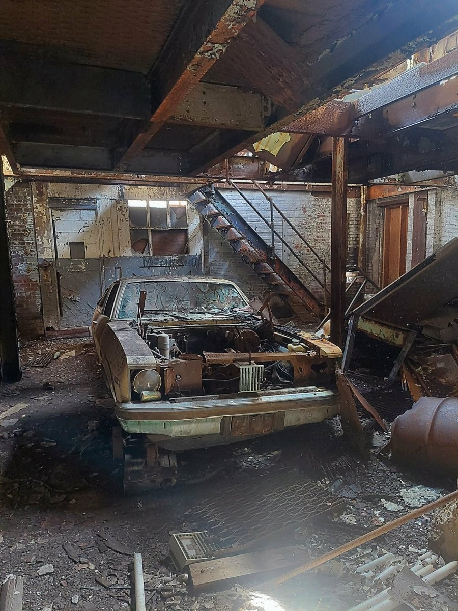 Sharingan_grrl's tweet photo. Saw a smokestack in the distance, investigated &amp; found a whole 120 year old abandoned factory with a car inside #urbex #ny https://t.co/xt4Rltwb9C