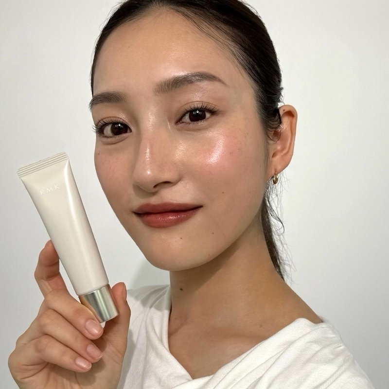 rmkrmk_jp's tweet image. ✔︎ 簡単ステップで時短したい時
✔︎ 重いメイクをしたくない時
✔︎ 重ねすぎず、でも肌は綺麗に見せたい時
にぴったりのスキンティント モイストヴェール✨

このアイテムを使用したベースメイクSTEPをご紹介します✨

▼HOW TO
x.gd/8BaCy

#RMK