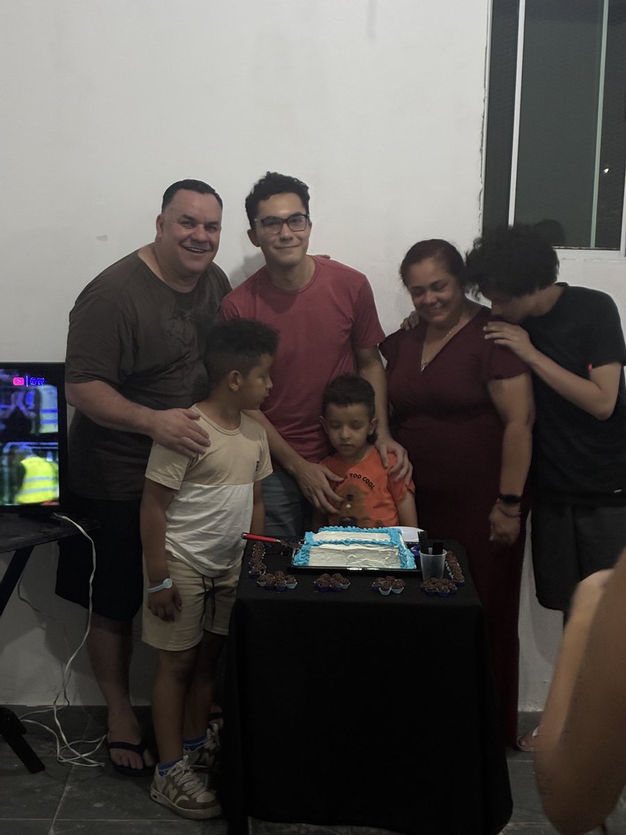 Hugo maldito bom malandro 🍁 tweet media