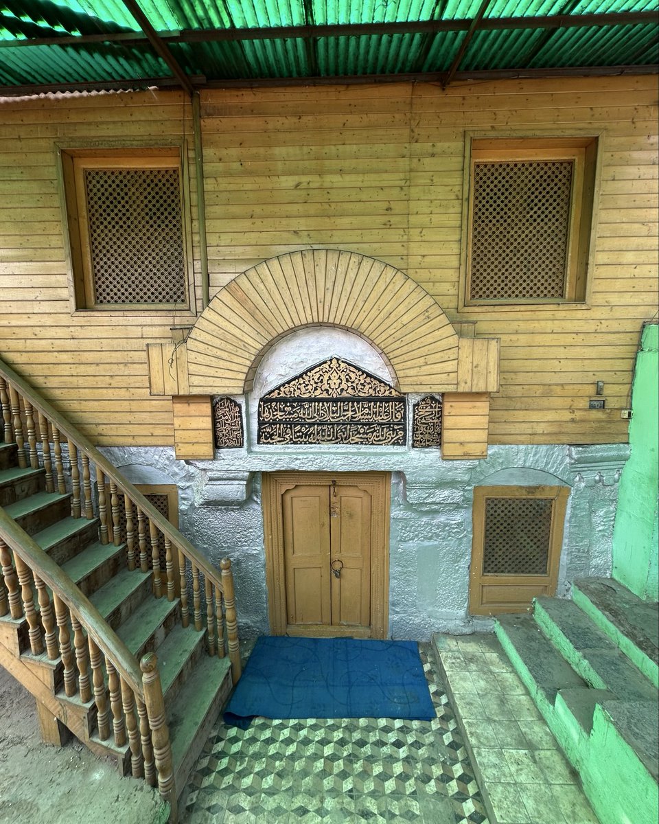 narrekanger's tweet photo. This small prayer room is likely to be the earliest surviving lodges where the Sufi saints of Kashmir would retreat into a mystical seclusion and perform self-abnegation and penances. It was also among the favourite haunts of Hamza Raina (Makhdoom) in Srinagar https://t.co/VGbwhO600k