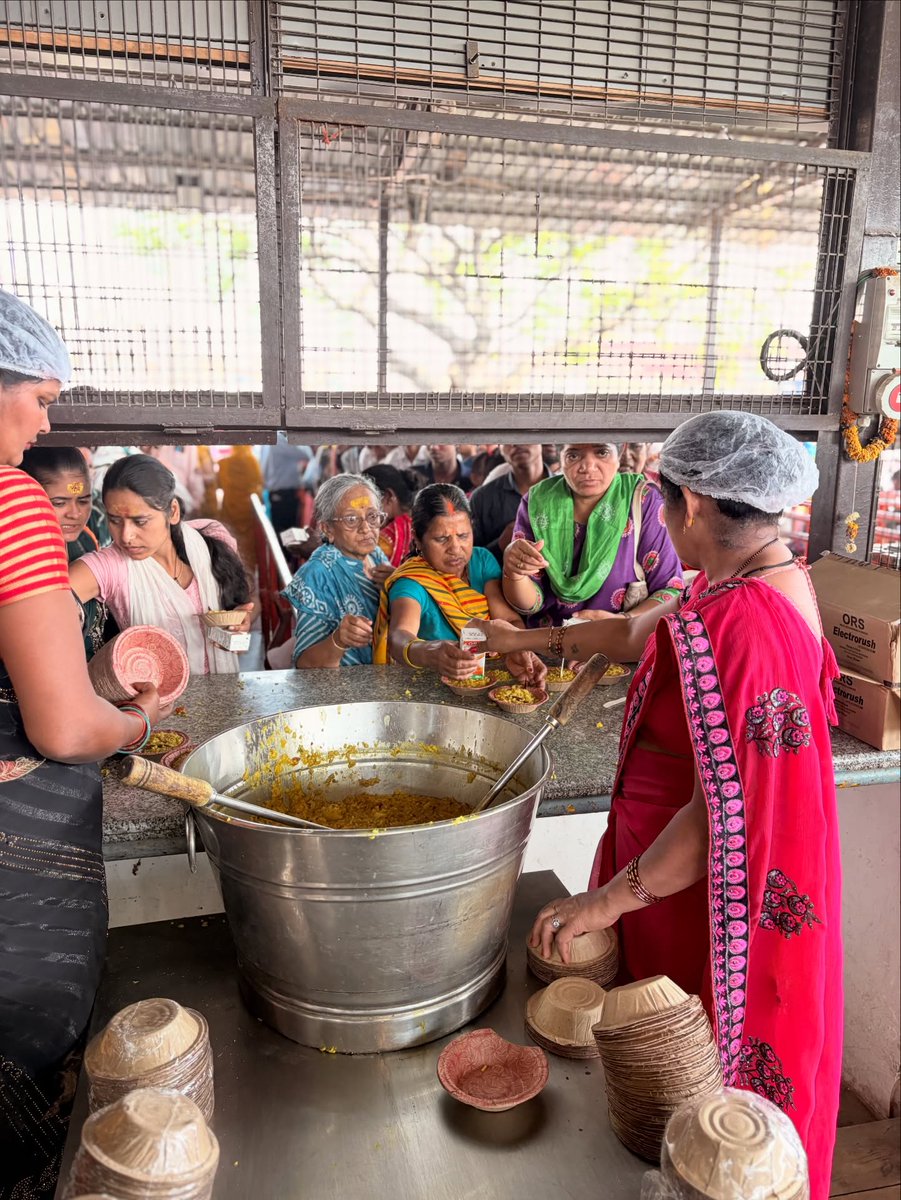 VskdtnNews's tweet photo. ஸ்ரீ ராம் ஜென்மபூமி தீர்த்த க்ஷேத்ராவால் நடத்தப்படும் சீதா ரசோய் அன்ன க்ஷேத்ரா, ஒரு லட்சத்திற்கும் மேற்பட்ட பக்தர்களுக்கு பிரசாதம் வழங்குகிறது.
#Vsktn #sirRam #annassesora https://t.co/aj3JKpcV2o