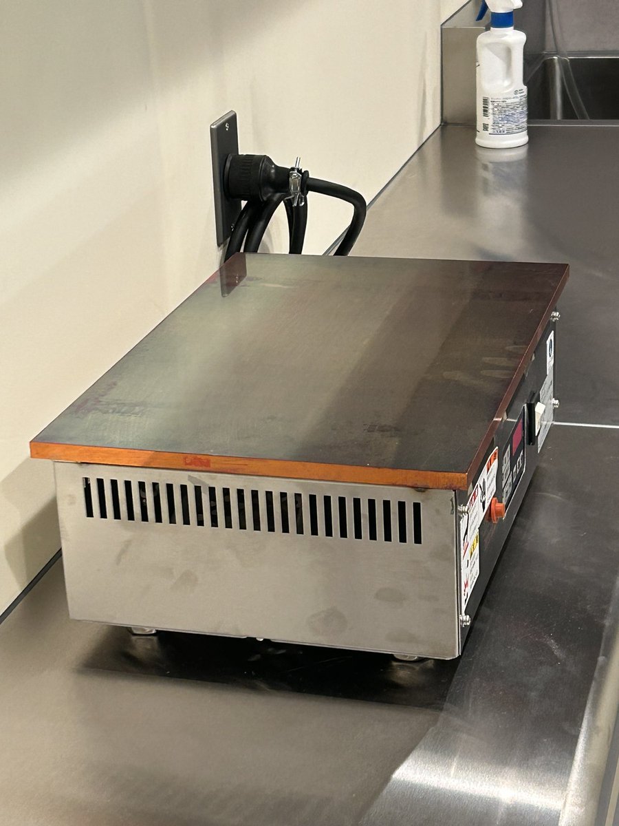 受注生産のホットケーキ焼き台。電気式銅板、、やっと入った。

珈琲日記はガスだったので職人技でしたが、温度コントロールできる電気式は、誰が焼いても安定するので。

ホットケーキ、パンケーキ、そして、どら焼き。

いろいろやります。