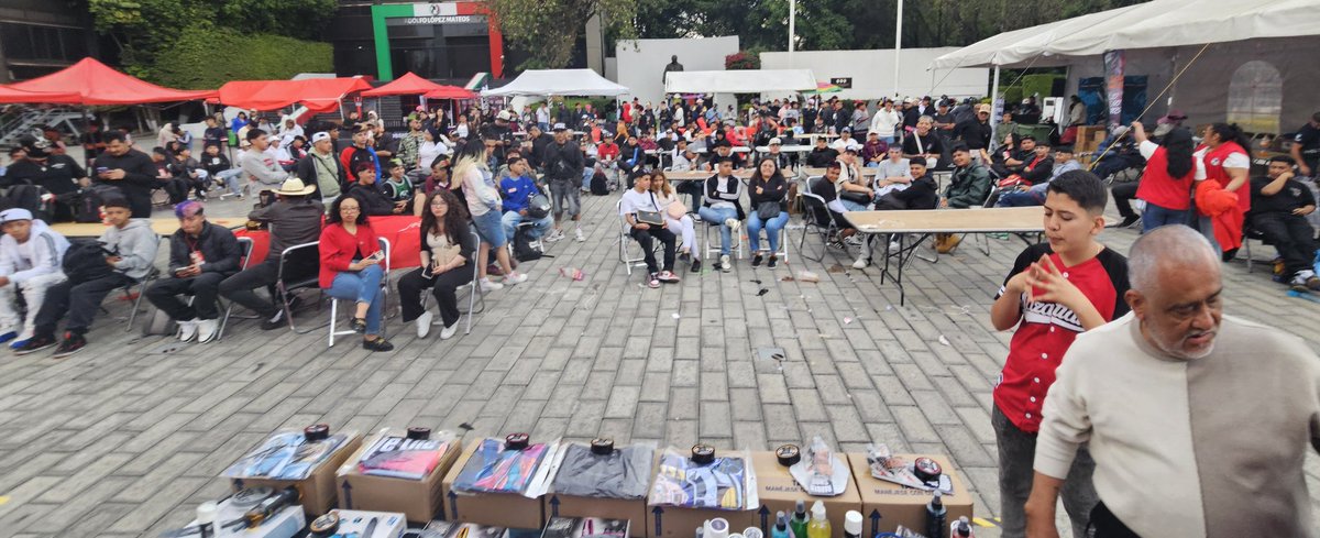 MaxtaGlez's tweet image. Se vivió el 1er evento de #ImpulsoUrbano, una serie de batallas en la barberia que conjunto, arte y mucho urbanismo en el @PRI_Nacional, cientos de jovenes se dieron cita para demostrar que la barberia es mucho mas que cortes de cabello, es todo un estilo de vida.