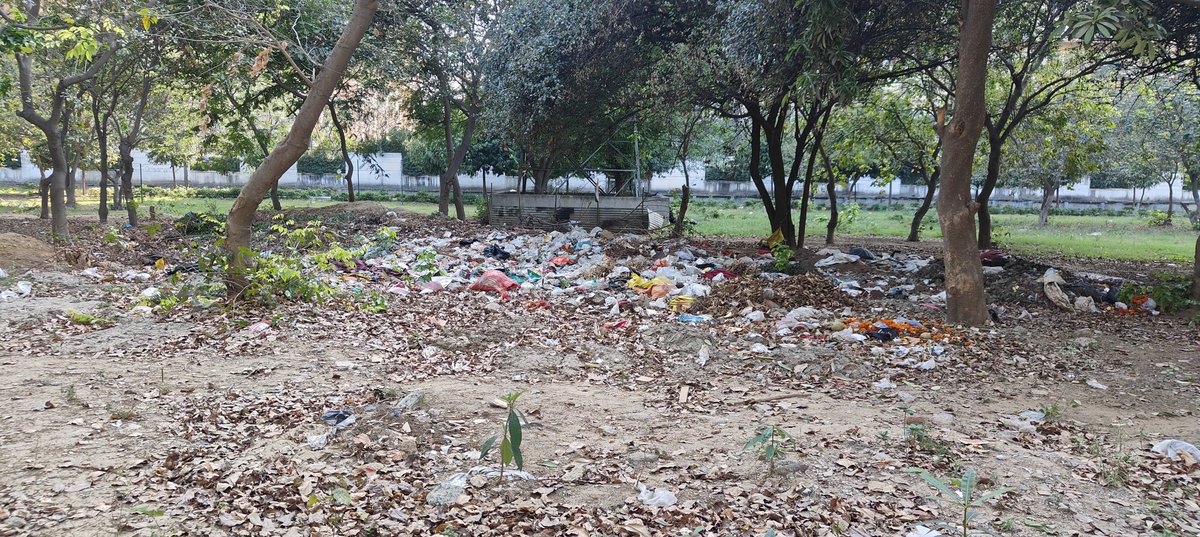 samirsng's tweet photo. @OfficialGNIDA Dumping of garbage inside the park at front park of saviour greenarch near ekk murti , Himalaya Pride side. https://t.co/i398xEiOxG