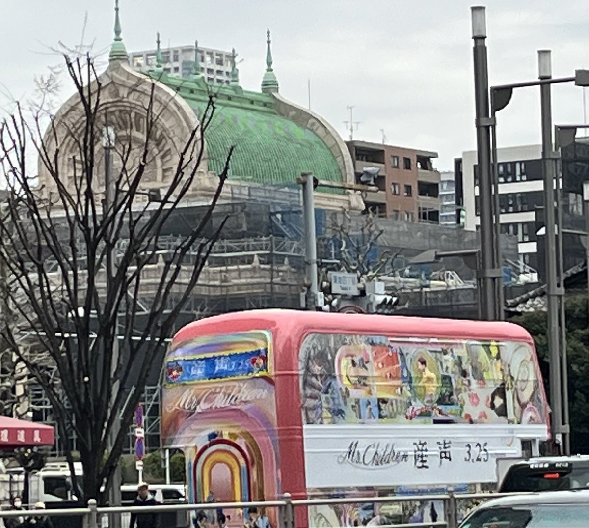 xFmPik8OzrSc6oy's tweet image. 築地で「産声」バスを発見😳
突然の出来事だったので追いかけました笑
#Mr.Children
#産声