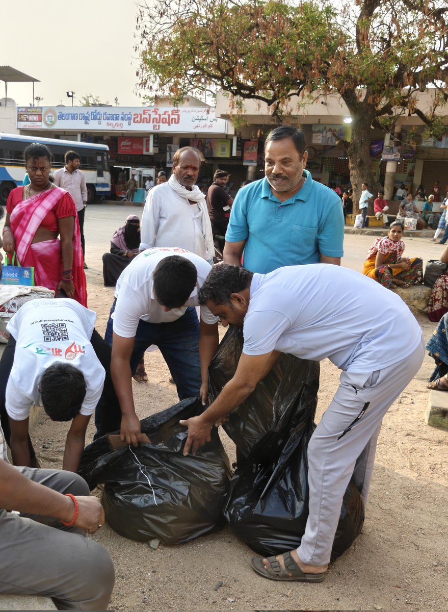 Shiva_kumarG5's tweet photo. Swamivivekananda Seva Brundam - Paid a heartfelt tribute to our legendary martyrs on Shaheed Diwas through a dedicated plastic collection drive at Kalwakurthy. Saluting the courage of Bhagat Singh, Rajguru, and Sukhdev by striving for a cleaner, greener India. Inquilab Zindabad!" https://t.co/rKDFVCHxdc