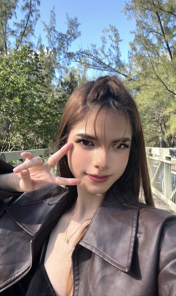 is_lianette's tweet image. Oye @grok ponme el pelo color rubio