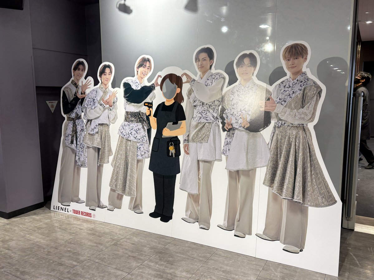 hr_310b's tweet photo. 渋谷のタワレコでCamCam受け取ってきたー!!
表紙可愛すぎる😍💕💕
ついでに色々写真撮ってきた📸
Lienel㌠のパネルもたくさんあったよ〜(一部だけ載せますね)
#MILK #CamCam https://t.co/RW0KTjyS7u