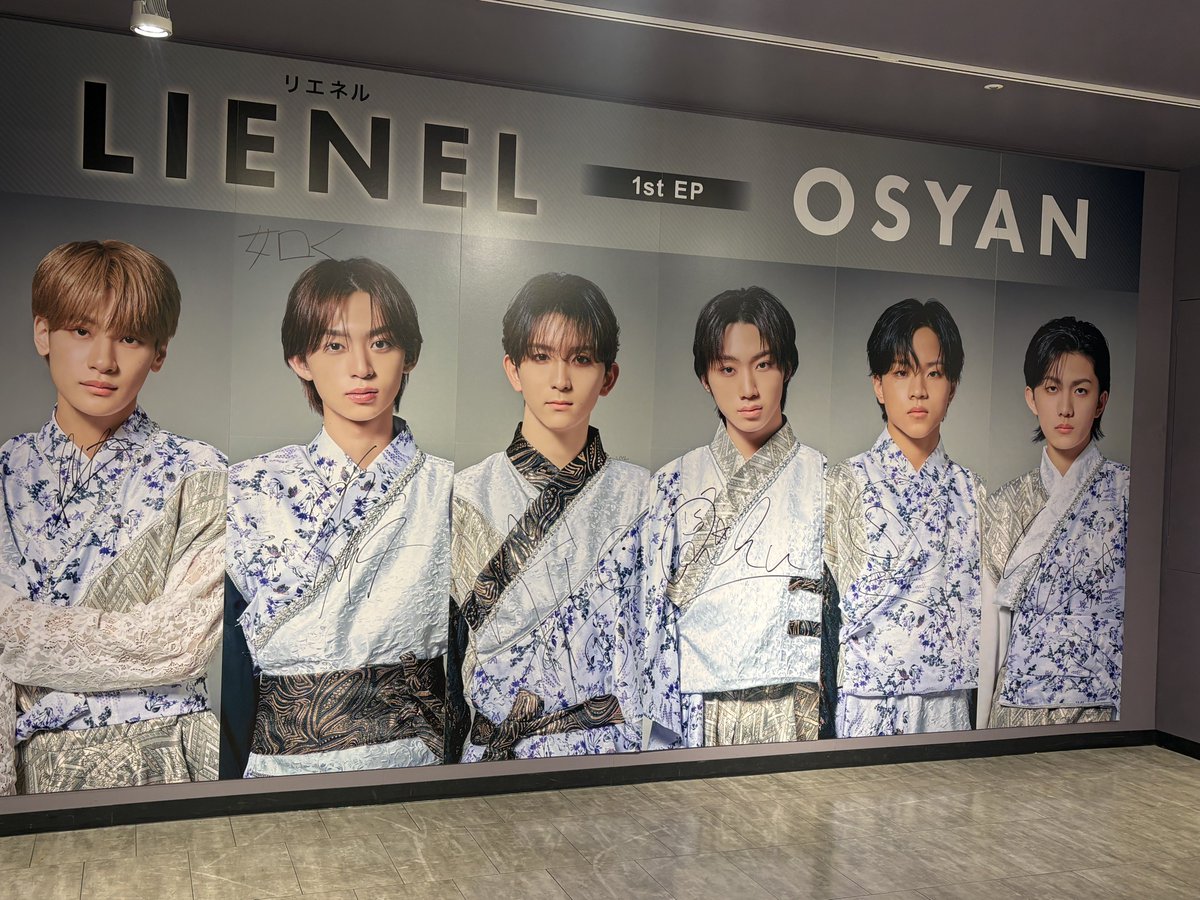 hr_310b's tweet photo. 渋谷のタワレコでCamCam受け取ってきたー!!
表紙可愛すぎる😍💕💕
ついでに色々写真撮ってきた📸
Lienel㌠のパネルもたくさんあったよ〜(一部だけ載せますね)
#MILK #CamCam https://t.co/RW0KTjyS7u