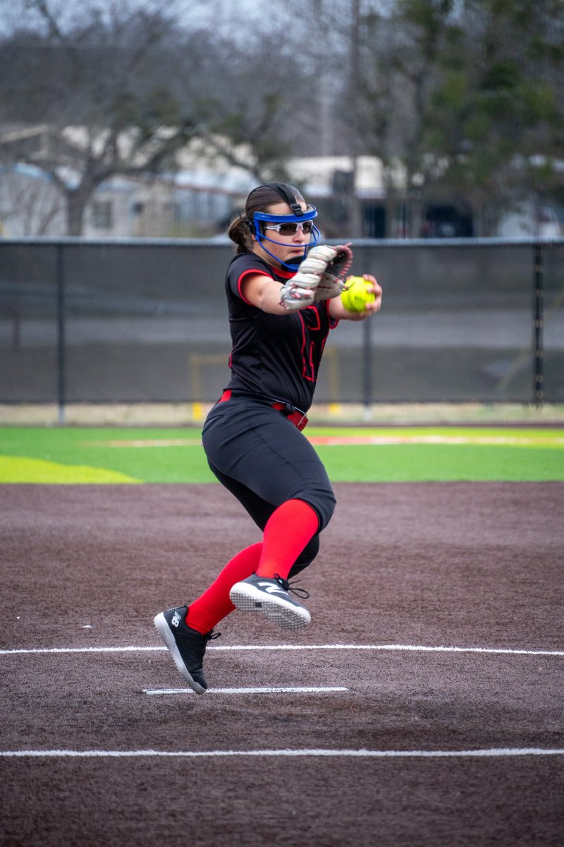 ClaudiaLdVG21's tweet photo. Opened the season with my team this weekend in Sugerland.

4 appearances | 7 IP | 10 K | 1 ER
.200 BAA | .111 w/ RISP

Stayed composed in big moments and trusted my defense.
Excited to keep building.@TheCircleFP 

#2030Grad #TeamRollin #Uncommitted https://t.co/Z1YD0EKFEV