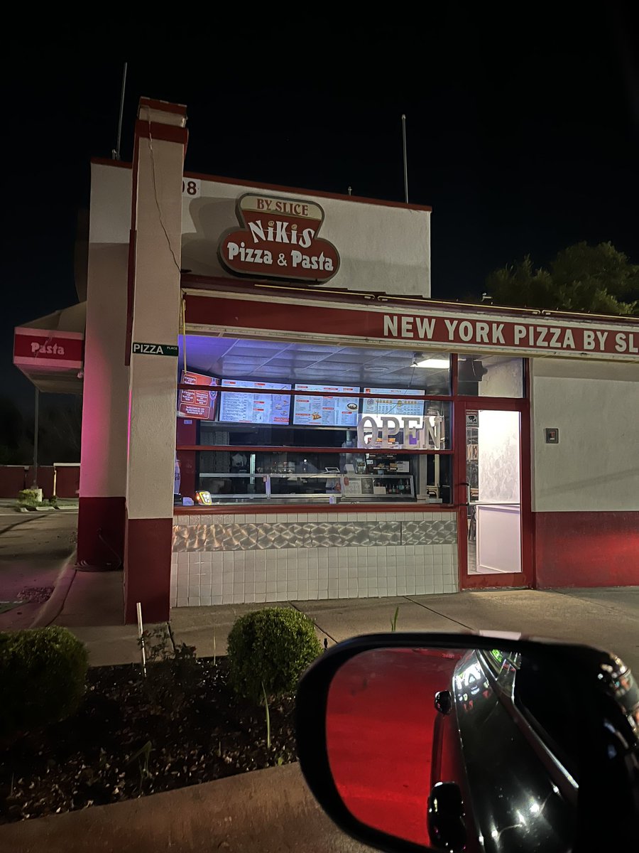 nikihuss209's tweet photo. My new pizza spot in Texas. I heard how lucrative this shit is and i couldnât pass up the opportunity. Best slice in town!
#texas #bigbusiness #cleanmotion https://t.co/n4VF9U0KT6