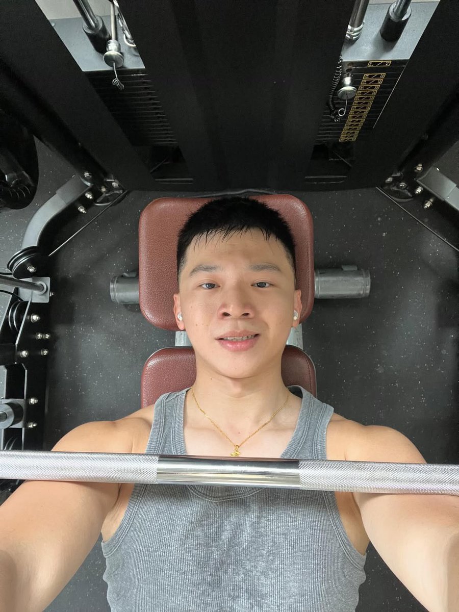 thonywang_'s tweet photo. Chest day ✔️ Steal your heart… next? 😏
#GymLife #WorkoutVibes #FitnessMotivation #GymBoy #FitCheck #DailyWorkout #BodyGoals #ViralX #FYP #ExplorePage #IndonesiaFitness #GymSelfie https://t.co/HG2OpR2cL6
