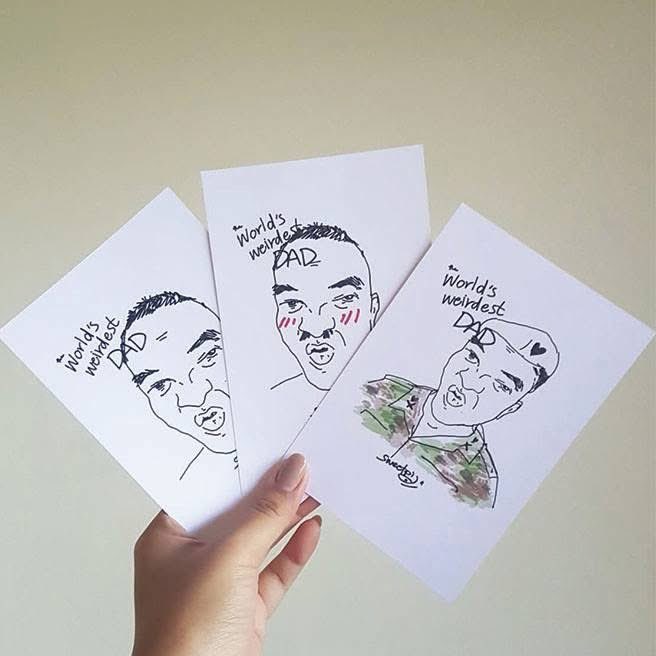 Zine เล่มแรกในชีวิต ทำตอนเรียนจบแล้วย้ายกลับมาอยู่บ้าน เริ่มจากตีกับพ่อทุกวันจนปวดหัวในเรื่องแปลกๆ  เลยเล่าความแปลกของพ่อให้เพื่อนฟัง+โพสต์ให้เพื่อนอ่าน แล้วเพื่อนชอบมาก เลยเขียนเป็นเรื่องสั้นผ่าน zine + photo card รูปพ่อ  แล้วตั้งชื่อว่า “พ่อฉันพิลึก, word’s weirdest dad“