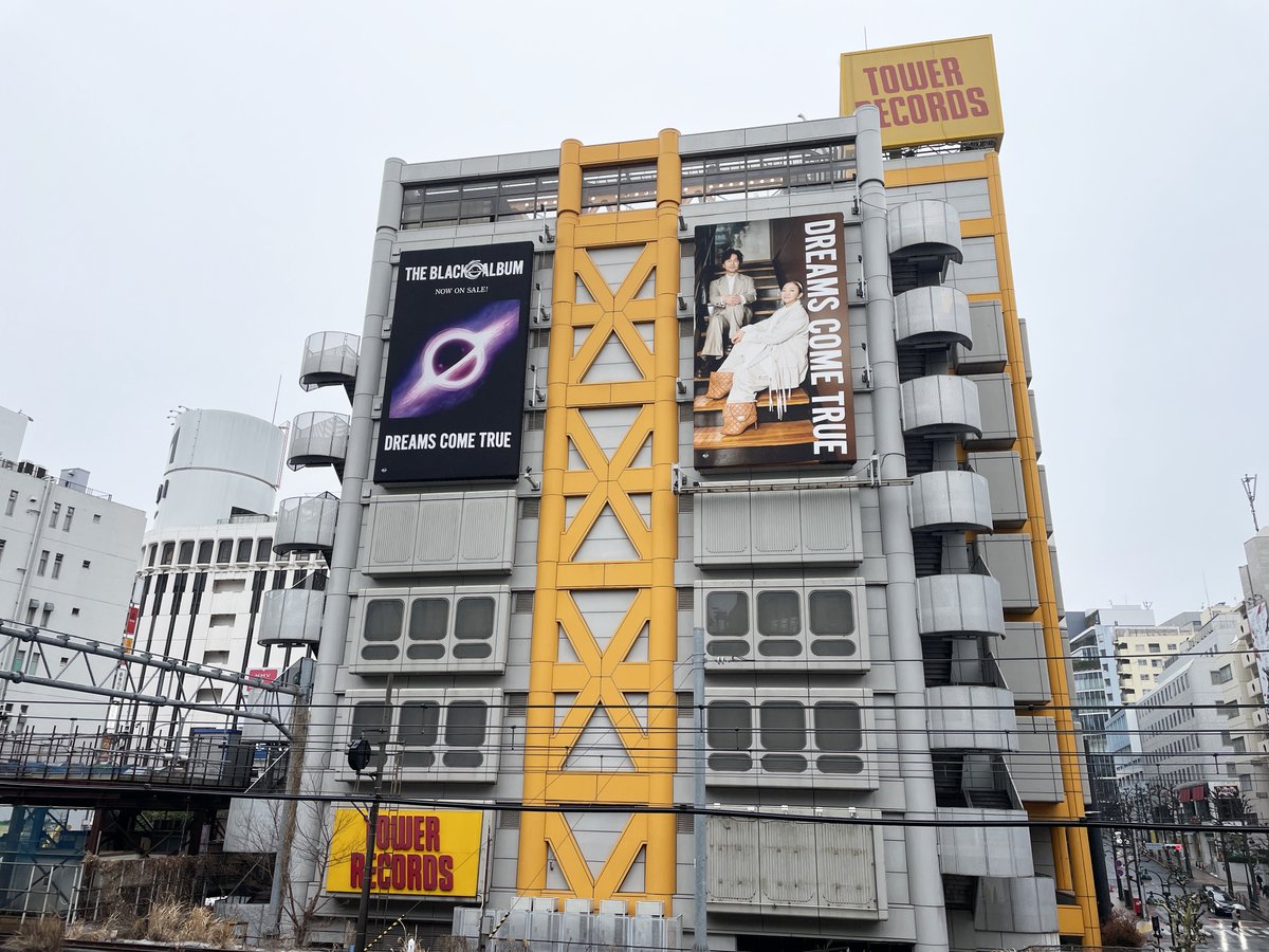 dcte_staff's tweet photo. 東京・大阪に、DREAMS COME TRUE 
9年ぶりのオリジナル NEW アルバム
「THE BLACK ◯ ALBUM」(ザ ブラック アルバム) 
のアートワークが出現！

今回は、東京「宮下公園側壁面広告幕」、
大阪「大阪駅前地下道東広場カラム10」に、

巨大DREAMS COME TRUE最新アーティスト写真と「THE BLACK ◯ ALBUM」アートワークが出現！

お近くにお立ち寄りの際は、
ぜひチェックしてみてください

【掲出期間】
東京：3月23日 (月) 〜 4月5日 (日)　
大阪：3月23日 (月) 〜 3月29日 (日)　

※施設及び駅係員へのお問い合わせは
ご遠慮ください
※写真撮影の際は映り込み等周りへの
配慮をお願いいたします。
※広告をご覧の際は、通行や車の運行の
妨げにならないようにご注意いただき、
ご自身と周囲の安全を十分ご確認の上で
お楽しみくださいますよう、お願い申し上げます。
※店舗への広告に関するお問い合わせは
お控えください。
※期間は予告なく変更する場合があります。

 この他の掲出につきましては、
DREAMS COME TRUEオフィシャルサイト・
SNSで随時お知らせします。

#東京 #大阪 #DREAMS_COME_TRUE #ドリカム
#THE_BLACK_ALBUM #宮下公園 
#大阪駅前地下道東広場カラム10