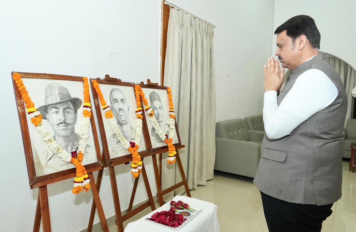 🌸 CM Devendra Fadnavis humbly offered floral tributes to the brave sons of BharatMata, Shaheed Bhagat Singh, Sukhdev and Rajguru on Martyrs' Day at his official residence in Nagpur today.

🌸 मुख्यमंत्री देवेंद्र फडणवीस यांनी आज नागपूर येथील शासकीय निवासस्थानी भारतमातेचे वीर