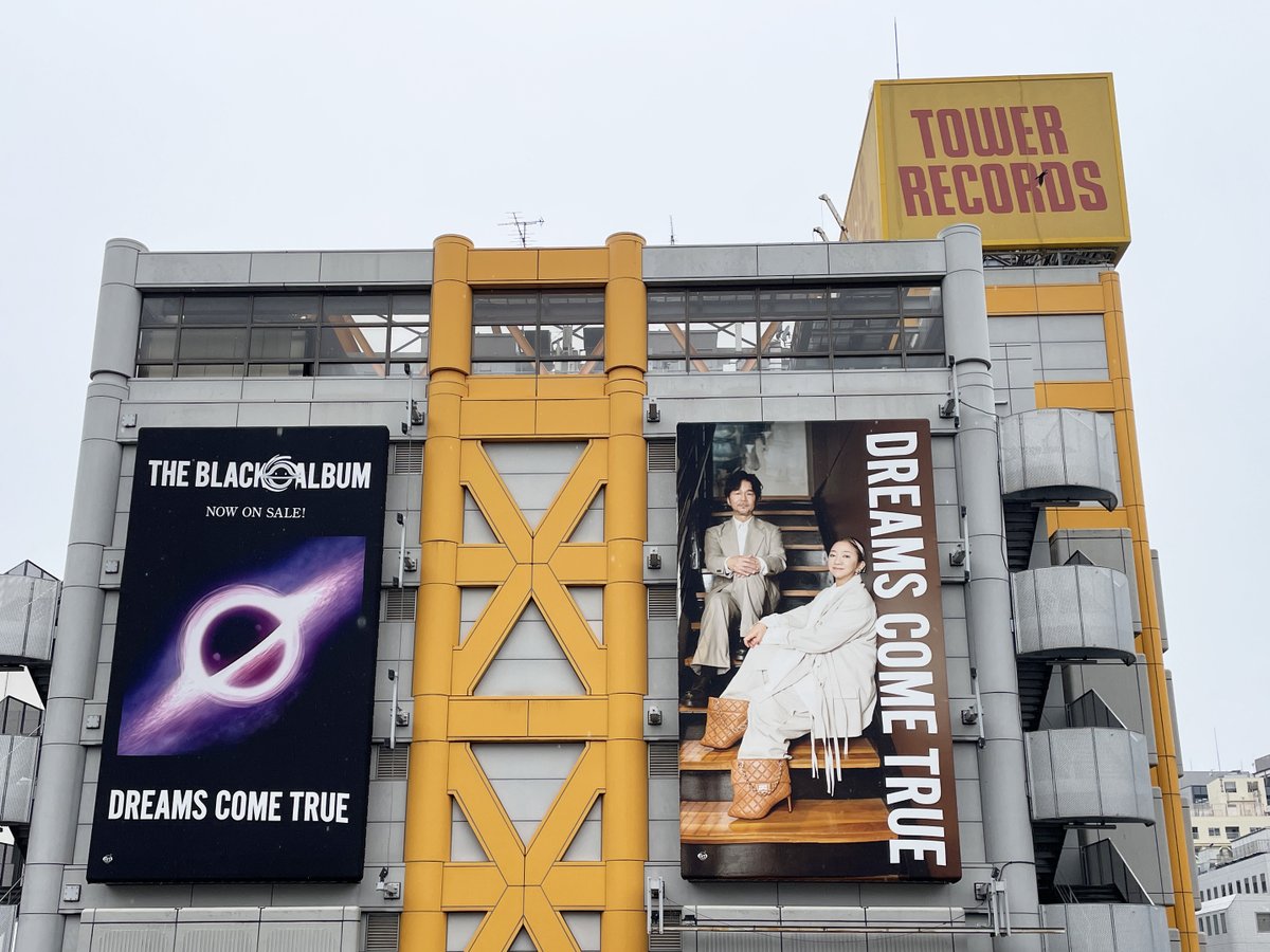 dcte_staff's tweet photo. 東京・大阪に、DREAMS COME TRUE 
9年ぶりのオリジナル NEW アルバム
「THE BLACK ◯ ALBUM」(ザ ブラック アルバム) 
のアートワークが出現！

今回は、東京「宮下公園側壁面広告幕」、
大阪「大阪駅前地下道東広場カラム10」に、

巨大DREAMS COME TRUE最新アーティスト写真と「THE BLACK ◯ ALBUM」アートワークが出現！

お近くにお立ち寄りの際は、
ぜひチェックしてみてください

【掲出期間】
東京：3月23日 (月) 〜 4月5日 (日)　
大阪：3月23日 (月) 〜 3月29日 (日)　

※施設及び駅係員へのお問い合わせは
ご遠慮ください
※写真撮影の際は映り込み等周りへの
配慮をお願いいたします。
※広告をご覧の際は、通行や車の運行の
妨げにならないようにご注意いただき、
ご自身と周囲の安全を十分ご確認の上で
お楽しみくださいますよう、お願い申し上げます。
※店舗への広告に関するお問い合わせは
お控えください。
※期間は予告なく変更する場合があります。

 この他の掲出につきましては、
DREAMS COME TRUEオフィシャルサイト・
SNSで随時お知らせします。

#東京 #大阪 #DREAMS_COME_TRUE #ドリカム
#THE_BLACK_ALBUM #宮下公園 
#大阪駅前地下道東広場カラム10