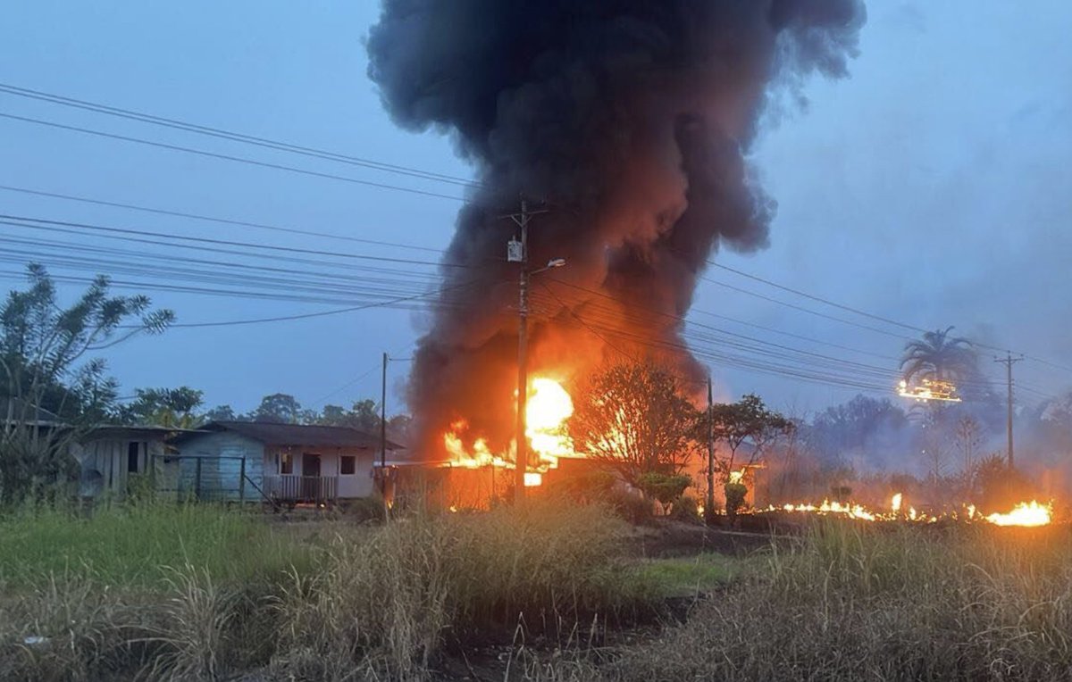 eluniversocom's tweet photo. Incendio deja dos heridos y destruye una bodega en Sucumbíos https://t.co/C4oYl38uxl https://t.co/xpU9YVWIch