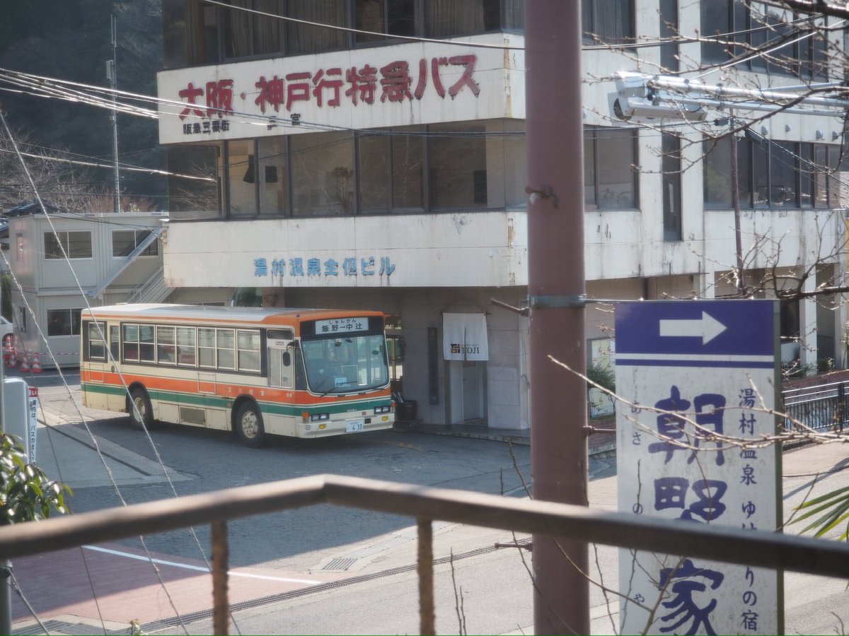 3Gaynosuke3's tweet photo. 以前宿泊した部屋からもたまたま撮影でき、テンション↑でした。旅館にいてもキュービックのことが頭から離れなかったようです。たくさん思い出を有り難う。本当にお疲れさまでした。
#ありがとう全但キュービック
#夢つばめ
#全但バス
#佳泉郷井づつや https://t.co/kZ6XeofkDY