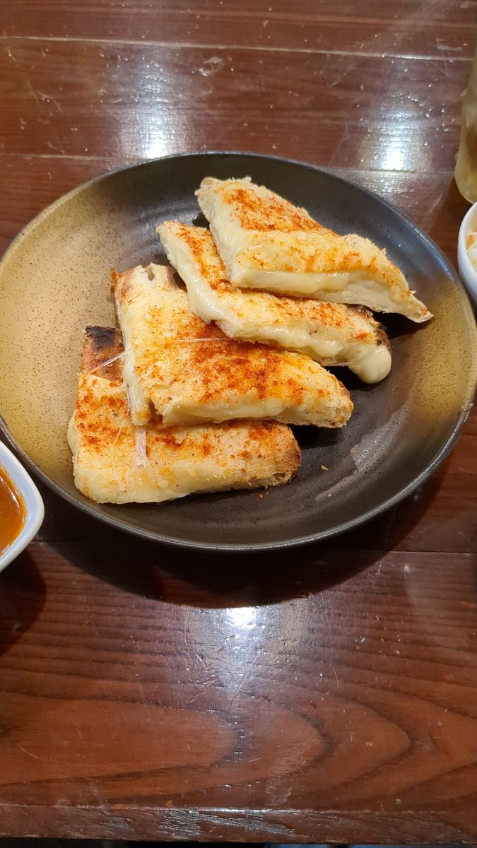 ガーリックチーズナンすごいwパンチあるなぁ。カレーにすごい合うわ☺ 