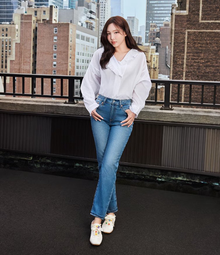 im_nayeoncl's tweet image. NAYEON dazzles in VIVAIA's new spring collection 🥿🌸🩵

#VIVAIAxNAYEON #FeelTheComfort  
#나연 #ナヨン #트와이스 #TWICE