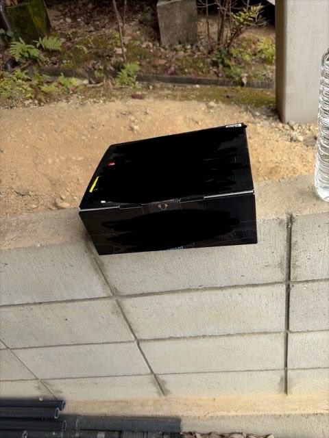 halrlr's tweet photo. Amazonの配送クオリティ。
何度も何度も何度もクレーム入れて、カスタマーサポートの方が直接配送指示も入力（私が書いたものを、Googleマップで環境確認した上で更に詳細に書いた）して、それでもまだ繰り返しこの置き配をされる。
マジで監視カメラ置いて顔晒すぞ？

#Amazon
#amazon
#Amazon配送 https://t.co/CIRfatDHWw