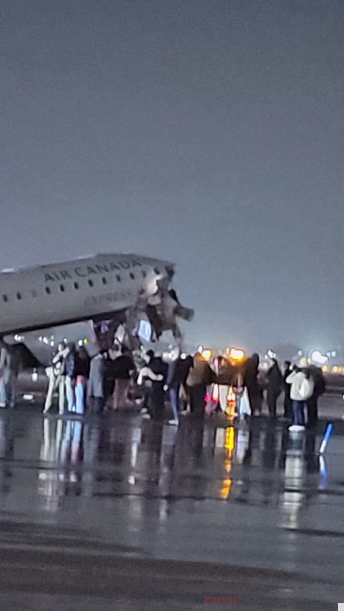 TheNewsTrending's tweet image. 🚨 CORRECTION &amp;amp; UPDATE: Queens, NY — Air Canada Express CRJ-900 flight from Montreal collided with a fire truck on runway 4 at LaGuardia Airport during landing. 

Multiple critical patients reported, including 5 red tag FDNY firefighters; possible fatalities. 

Massive emergency