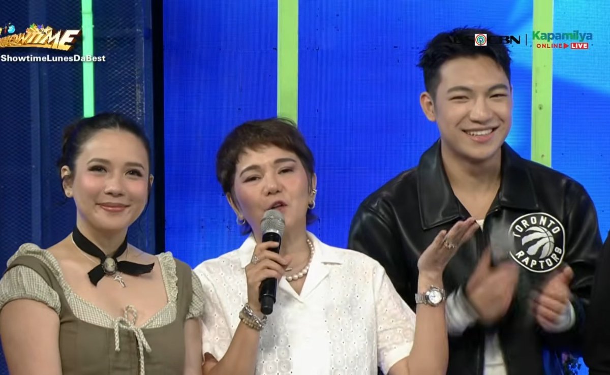 Fresh and lovely Ate Karylle and Tyang Amy with Darren💚

#DARREN <a href="/Espanto2001/">Darren</a> 
#ShowtimeLunesDABest